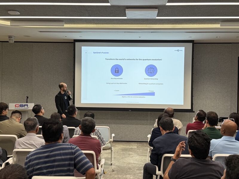 Robert Bedington presenting SpeQtral quantum network infrastructure at the SCS event